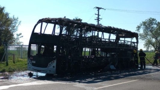 Se incendió un colectivo en plena ruta 9