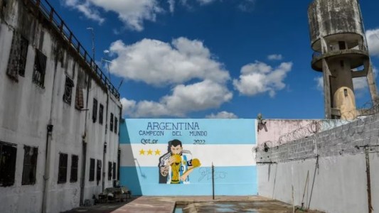 Pintaron un mural gigante de Messi con la Copa del Mundo en una cárcel bonaerense