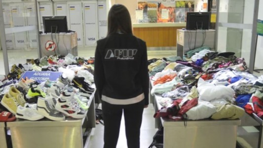 Una pareja intentó ingresar ropa al país como equipaje personal: tenían 100 zapatillas y 251 prendas
