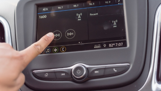 Condenan a automotriz y concesionaria por defectos en pantalla de información del vehículo