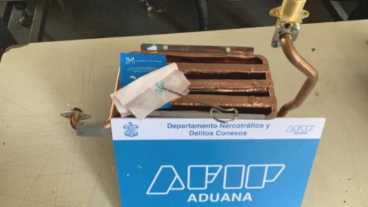 Secuestran más de 3 kilos de cocaína ocultas en un calefón, una máquina de humo y dos reflectores