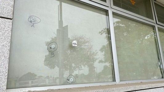 Rosario: balearon un centro de salud y dejaron un mensaje para dos narcos