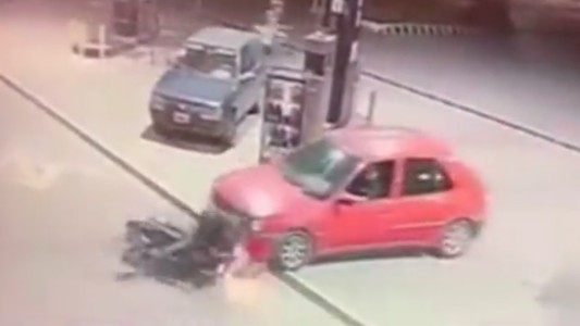 Vio a motochorros que atacaban a un ciclista y atropelló a uno de los delincuentes