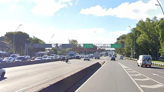 Discutió con su pareja, se tiró del auto en movimiento en la General Paz y está internada