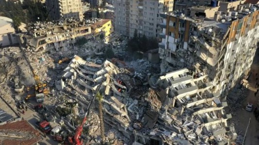 Detuvieron a 12 personas por el derrumbe de edificios tras el sismo en Turquía