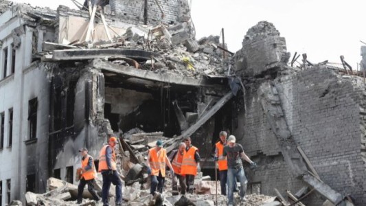 Rusia condenó a seis años de prisión a una periodista que denunció el bombardeo a un teatro de Ucrania