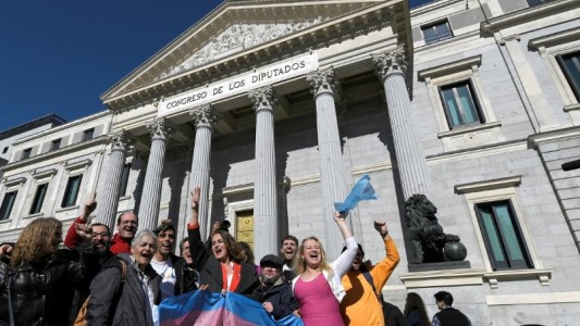 España aprobó el libre cambio de género a partir de los 16 años