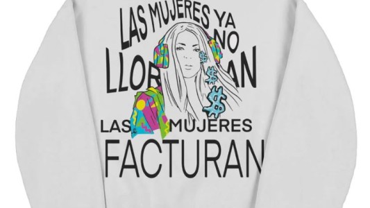 Se agotó el buzo que Shakira sacó a la venta con su frase "Las mujeres ya no lloran, las mujeres facturan"