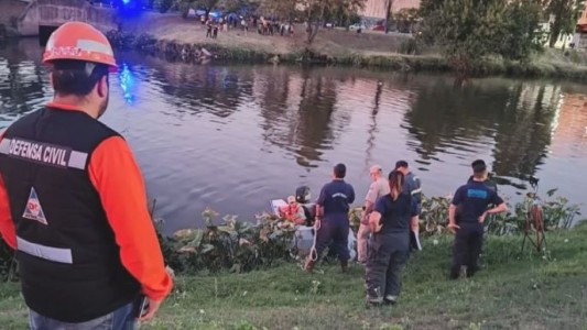 Un joven murió tras caer al Riachuelo: se había acercado al agua para buscar una pelota