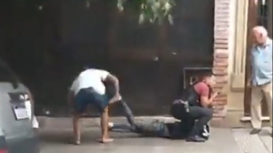 Video: le robó las zapatillas a un ladrón mientras lo detenía un policía