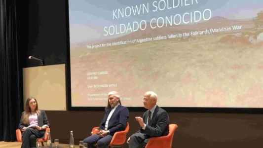 Veteranos de Argentina y Gran Bretaña dieron charla sobre Malvinas en una universidad de Londres