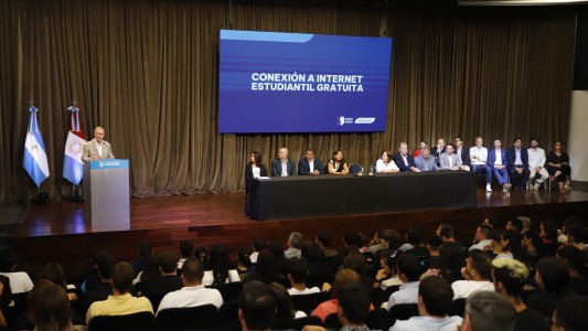 El gobernador Juan Schiaretti presentó el programa de “Conexión a Internet Estudiantil Gratuita”