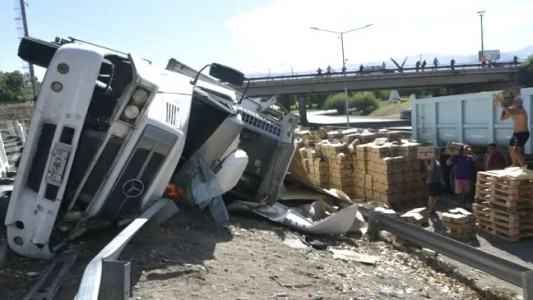 Un camión que transportaba papas fritas volcó y fue saqueado