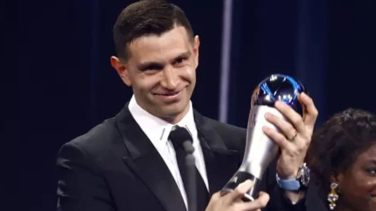 Lo que la cámara no mostró: la emoción de Scaloni al ver que el Dibu Martínez ganó el premio