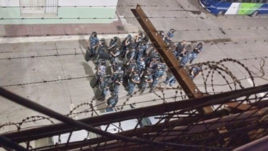 Cárcel de La Plata: hallan un arma de fuego dentro de una heladera tras una pelea a puñaladas entre presos