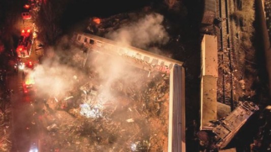 Tragedia en Grecia: chocaron dos trenes y reportaron al menos 32 muertos y 85 heridos
