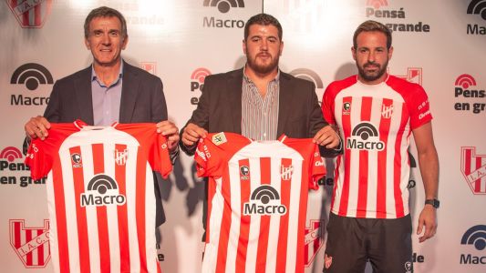 Instituto con nueva camiseta y sponsor