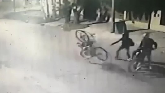 Video: Motochorros lo atropellaron para robarle la bicicleta