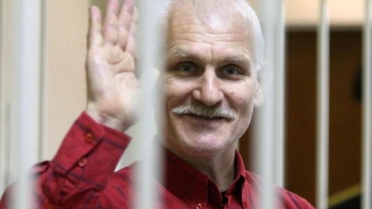 Bielorrusia: condenan a 10 años de cárcel al Nobel de la Paz Ales Bialiatski