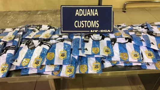 Aduana lo frenó en Ezeiza: traía 302 camisetas de la Selección (con 3 estrellas)