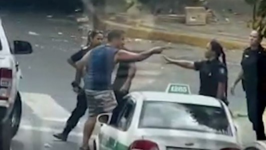 Video: Chocó a un camión, golpeó al chofer y le fisuró la mandíbula a un policía