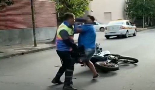 Video: un agente de tránsito noqueó a un taxista