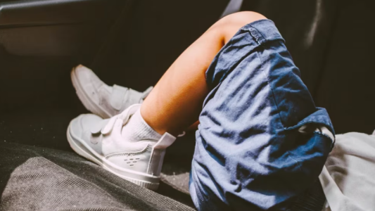 Golpe de calor: olvidó a su hijo de 2 años en el auto y el nene murió