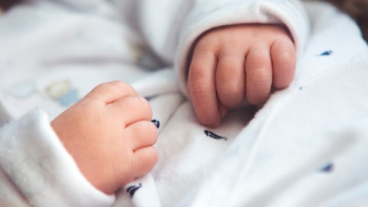 Iba caminando, escuchó un llanto y encontró una recién nacida abandonada