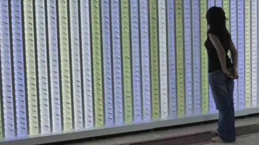 Miles de botellitas de agua en una intervención artística sobre la importancia y escasez del agua