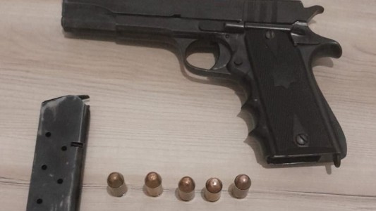 Tenía restricción y la violó, cuando fueron a detenerlo se escondió bajo la cama