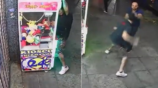 Video: robó el dinero de una máquina de peluches y le dieron una paliza