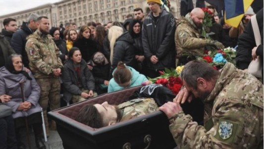 Multitudinario funeral en Ucrania para despedir al soldado "Da Vinci" como un héroe de la guerra