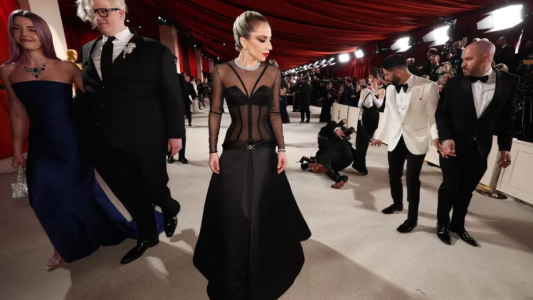 Lady Gaga ayudó a un fotógrafo que sufrió una caída en los premios Oscar