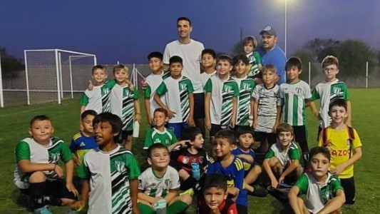 Scaloni volvió de sorpresa a Pujato y tuvo un gran gesto con los chicos del club en el que se formó