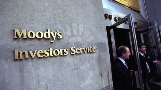 Moody's le bajó la nota al sistema bancario de EEUU y hay traspaso de fondos a grandes entidades