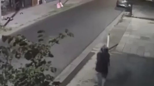 Motochorros quisieron robarle a un policía de civil: el efectivo mató a uno e hirió a otro