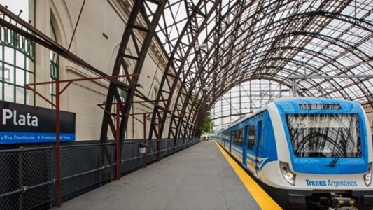 Policía sorprendió a dos hombres teniendo sexo en el baño de la estación y lo trompearon
