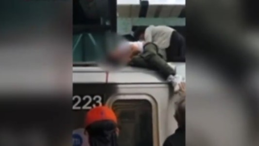 La peligrosa práctica de los "surfistas" del subte