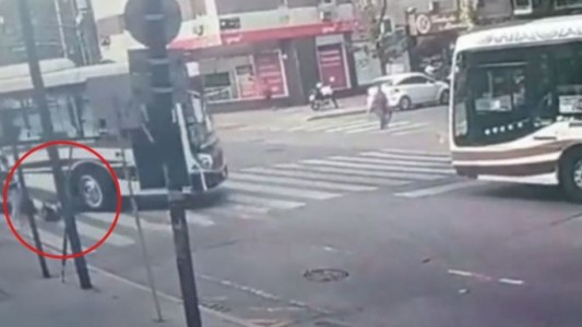 Video: un joven murió tras ser aplastado por un colectivo en La Boca