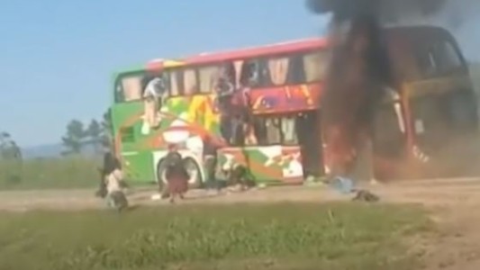 Se prendió fuego un micro en Tucumán y los pasajeros saltaron por las ventanas para huir de las llamas