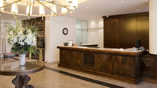 Roban cinco autos de un hotel de Mar del Plata y los abandonan en la periferia de la ciudad