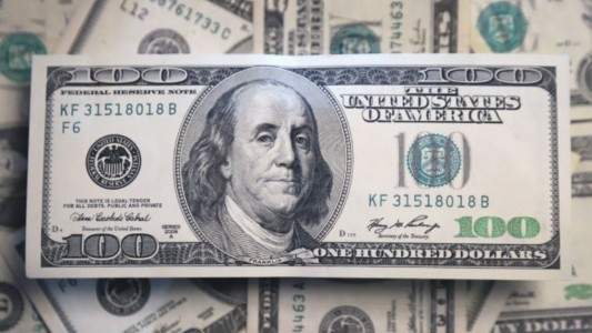 El dólar inició la semana en alza y cerró a $386