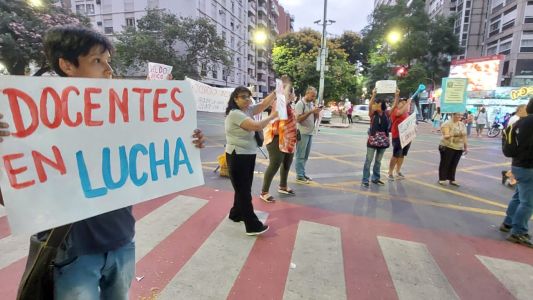Continua el acampe de docentes en Bv. Illia y Chacabuco