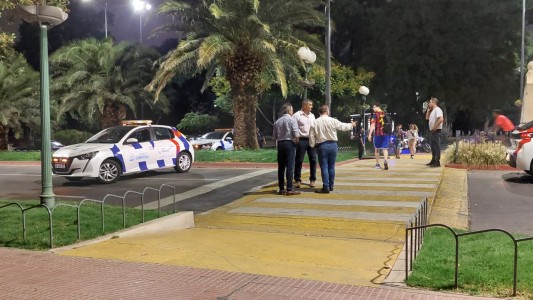 La dueña de un local del Parque Sarmiento se atrincheró, amenazó con explotar garrafas de gas y se incendió su cuerpo