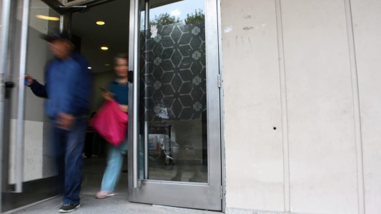 Balearon una sucursal del Banco de Santa Fe y dejaron una nota amenazante