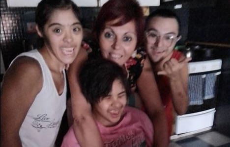 Adoptó a dos niñas con Síndrome de Down y ahora tiene cinco hijos