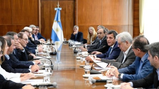 Canje de bonos en dólares por títulos en pesos: Massa le explicó la medida a banqueros