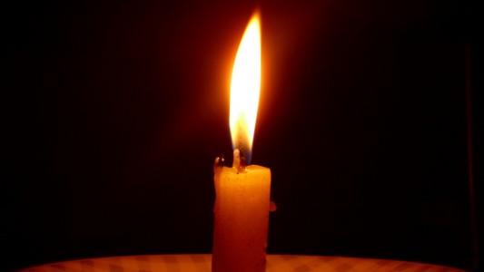 Murió calcinada tras pender una vela cuando se le cortó la luz