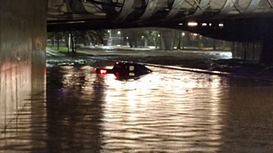 Los sorprendió la crecida y tuvieron que ser rescatados
