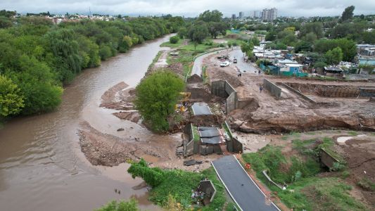 El agua destruyó un tramo de la costanera y así se ve desde el drone de Telefe Noticias